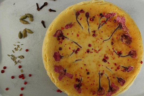 桜の塩漬けスパイスチーズケーキ