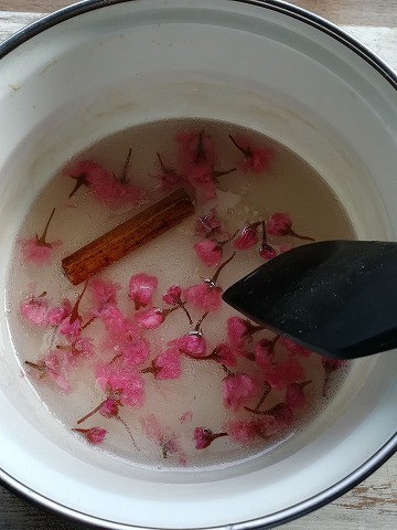桜の塩漬けとシナモンのスリ琥珀